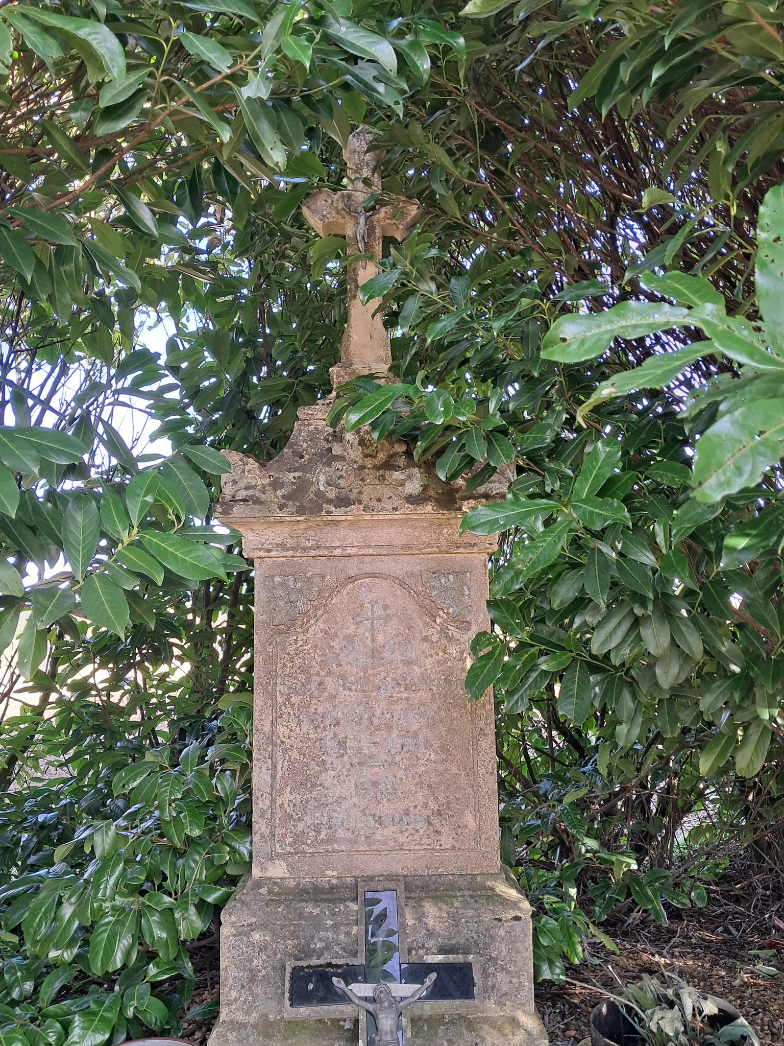 Wegekreuz vor Obernaumen. Versteckt in einer neueren Hecke am Wegesrand.