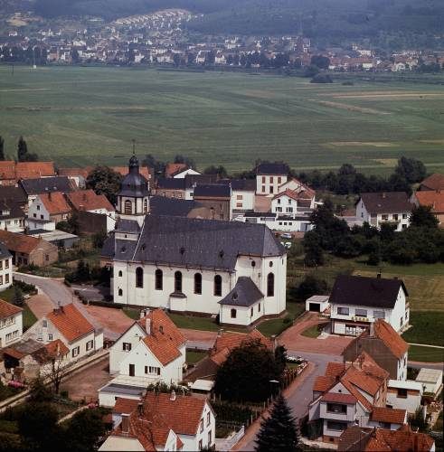 Ortsansicht von Schwemlingen mit Laurentiuskirche um 1970